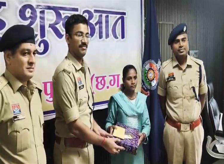 Subhadra Live:4-female-Maoists-surrender-to-police