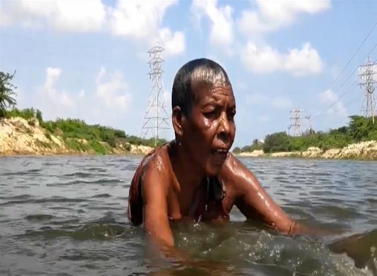 Subhadra Live:At-the-age-of-70-he-dives-into-deep-water-and-catches-fish