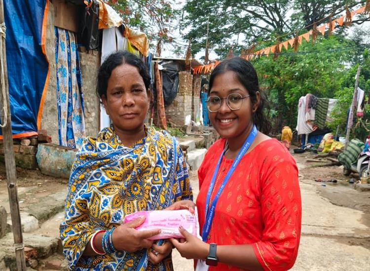 Subhadra Live:Berhampur-Pharmacy-Students-Turn-Plant-Waste-into-Eco-Friendly-Sanitary-Pads