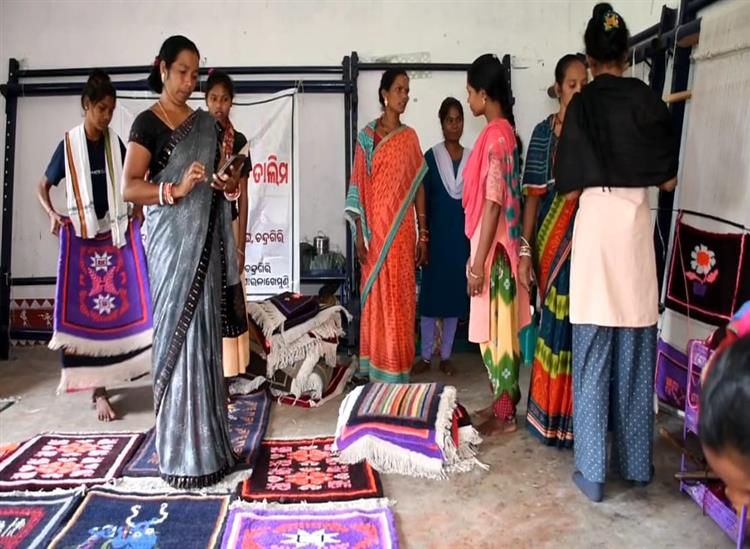 Subhadra Live:Carpet-Weaves-Gives-Livelihood-To-Tribal-Women-In-Odishas-Gajapati