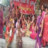 Subhadra:In-Mumbai-Group-Of-Women-Beats-Up-Alcoholics-On-The-Streets-With-Brooms--Video-Goes-Viral