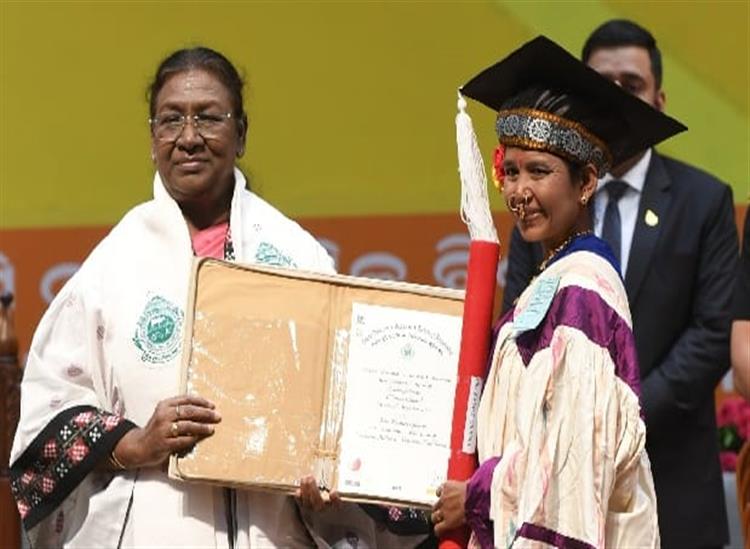 Subhadra Live:Queen-of-Millets-Raimati-Gheuria-honoured-with-honorary-doctorate-by-President-Murmu