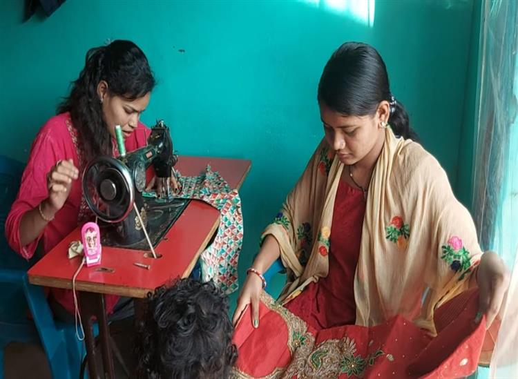 Subhadra Live:Two-sisters-Sasmita-and-Anita-of-Suburban-Nabarangpur-District-Kosagumuda-Block-achieve-success-by-singing