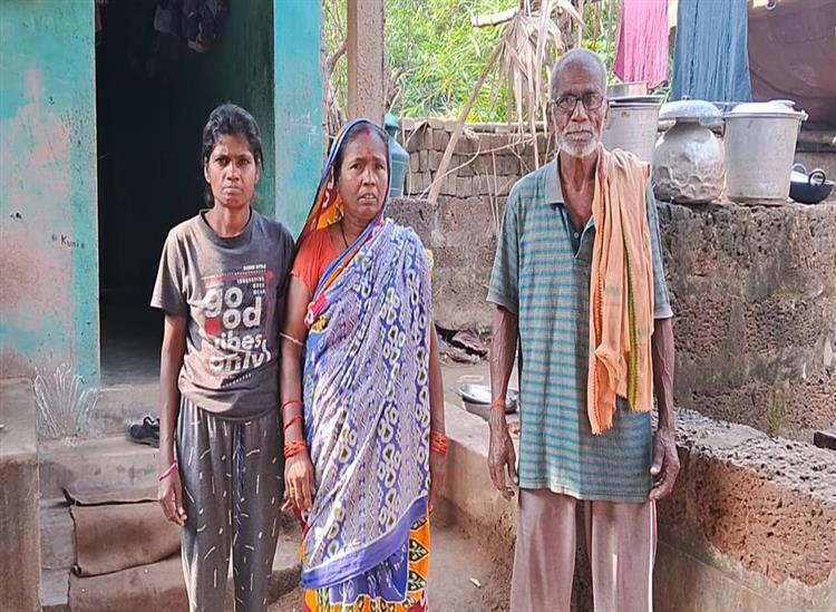 Subhadra Live:an-elderly-couple-of-Praharajpur-village-in-Bhuban-block-of-Dhenkanal-district-are-doing-business-from-village-to-village-to-support-their-family