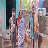 Subhadra:an-elderly-couple-of-Praharajpur-village-in-Bhuban-block-of-Dhenkanal-district-are-doing-business-from-village-to-village-to-support-their-family