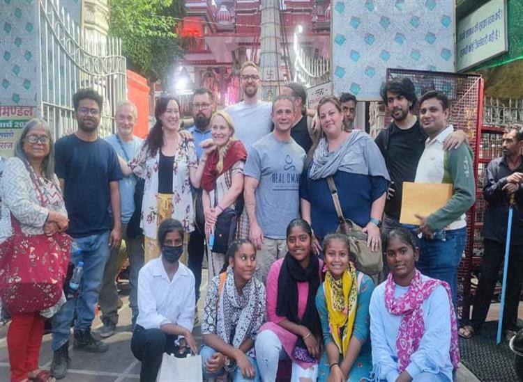 Subhadra Live:children-who-previously-lived-on-the-streets-are-trained-by-the-Salaam-Baalak-Trust-to-serve-as-tour-guides-in-Delhi