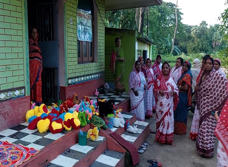 Subhadra Live:group-of-women-earning-by-making-applique-work-and-teddies-in-Jagatsinghpur